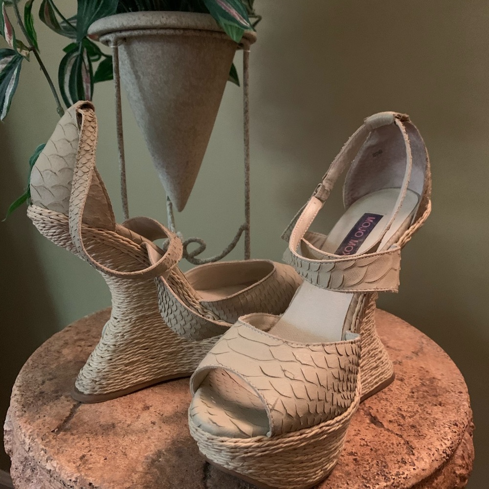 Cute Mojo Moxy Unique Style Wedge Shoes - Picture 3 of 3